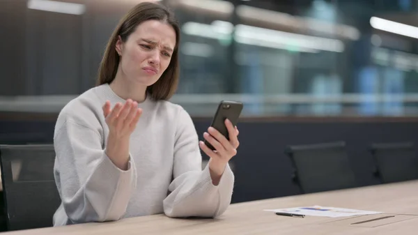 Upset Woman Reacting to Loss on Smartphone — Stock Photo, Image