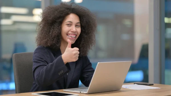 Afrikansk affärskvinna använder laptop med tummen upp Sign — Stockfoto