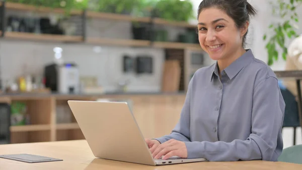 Indiai nő mosolyog a kamera használata közben Laptop — Stock Fotó
