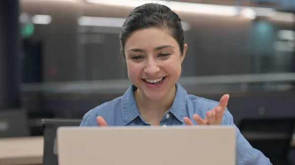 Close-up van indiaanse vrouw praten op video Chat op laptop — Stockfoto