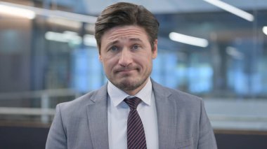 Orta Çağ 'ın Kafasını Sallayan Adamın Portresi İşaret Yok 