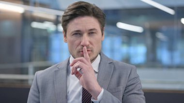 Orta Çağ Adamı Portresi Sessiz İşaret Gösteriyor, Parmak Dudağa 