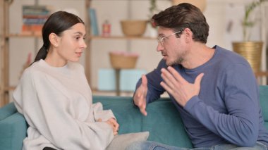 Latin Kadın Evde Otururken Kocasıyla Kavga Ediyor 