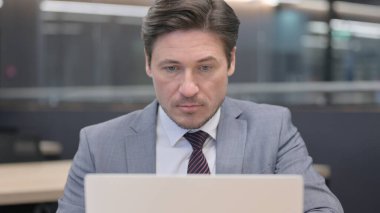 Bilgisayarda çalışan Orta Çağ İşadamının Kapanışı 