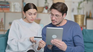 Tablet 'te Karışık Yarış Çifti Alışveriş İnterneti