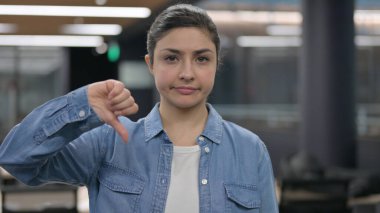 Hintli Kadın 'ın Başparmağının Portresi, Onaylamıyor