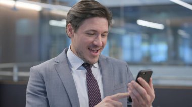 Smartphone 'da Kutlanan Orta Çağ İşadamı Portresi