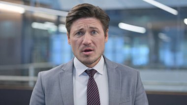 Şok olmuş Orta Çağ İşadamı Korkuyla Kameraya Bakıyor