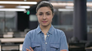 Kameraya doğru bakan Hintli Kadın Portresi