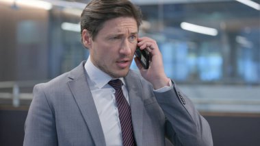 Öfkeli Orta Çağ İşadamı 'nın Portresi Akıllı Telefonla Konuşuyor