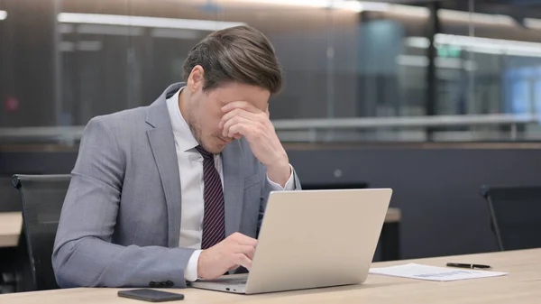 Стрес середнього віку Бізнесмен працює над Laptop — стокове фото