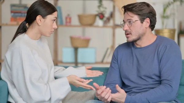 Latin Kadın Evde Kocasıyla Kavga Ediyor