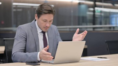 Orta Çağ İşadamı Ofiste Dizüstü bilgisayarda Öfkeli 