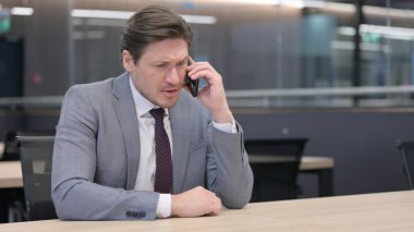 Öfkeli Orta Çağ İşadamı Akıllı Telefonla Konuşuyor 