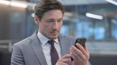 Smartphone kullanan Orta Çağ İşadamı Portresi