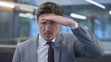 Bir Şey Arayan Orta Çağ İşadamı Portresi