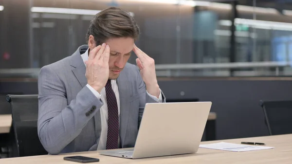 Omul de afaceri din Evul Mediu cu laptop care are dureri de cap în birou — Fotografie, imagine de stoc