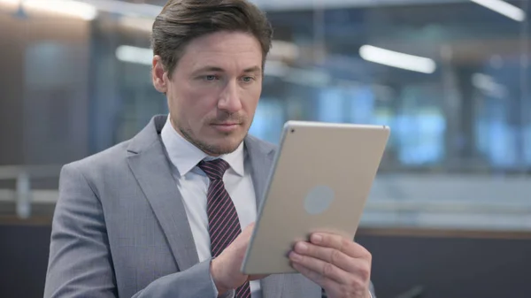Portrait d'un homme d'affaires du Moyen Âge utilisant une tablette numérique — Photo