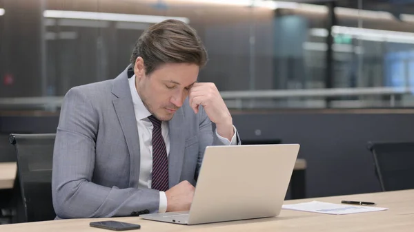 Бізнесмен середнього віку з ноутбуком приймає Nap в офісі — стокове фото