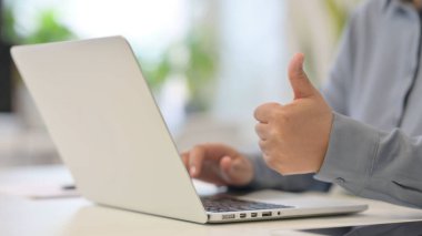 Dizüstü bilgisayar kullanan, Başparmakları Gösteren Afrikalı Kadının Kapanışı