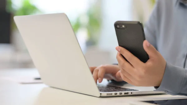 Akıllı telefon ve dizüstü bilgisayar kullanan Afrikalı Kadının Kapanışı