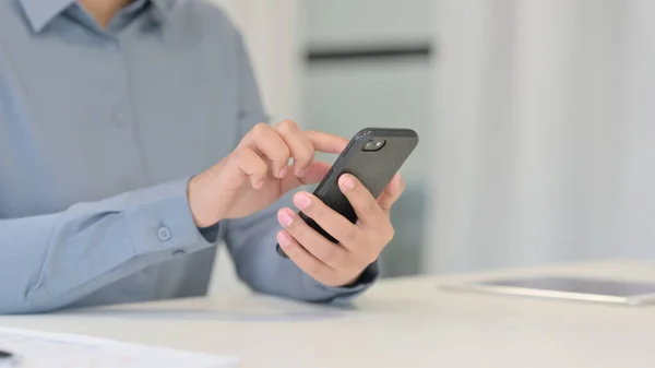 Nahaufnahme einer Afrikanerin mit Smartphone und Handy — Stockfoto