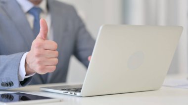 Bilgisayarı kullanarak İşadamını Kapat, Başparmakları Göster 