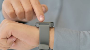 Akıllı Saat kullanarak Afrikalı Kadının Ellerini Kapat