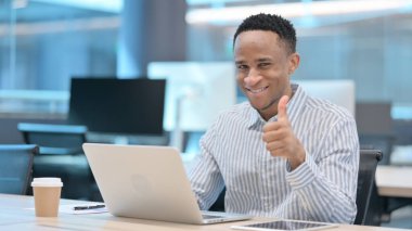 Dizüstü bilgisayarlı Afrikalı İşadamı Başparmağını kaldırdı