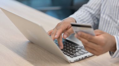 Dizüstü bilgisayarda yazan Afrikalı İşadamının Elleri