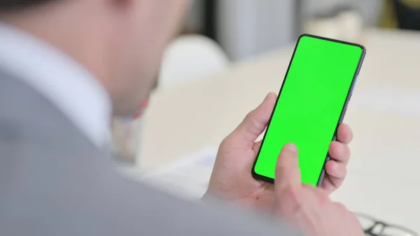 Podnikatel pomocí chytrého telefonu se zelenou obrazovkou Chroma — Stock fotografie