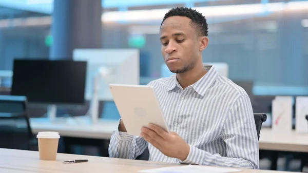 Attraktiver afrikanischer Geschäftsmann mit Tablet im Büro — Stockfoto