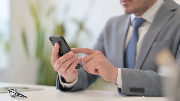 Close-up de homem de negócios usando Smartphone, Celular — Fotografia de Stock