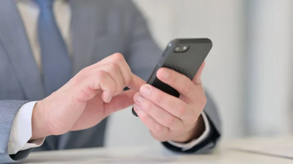 Close-up de homem de negócios usando Smartphone, Celular — Fotografia de Stock