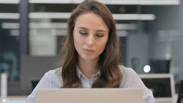 Портрет молодої бізнес-леді, що працює на ноутбуці — стокове фото