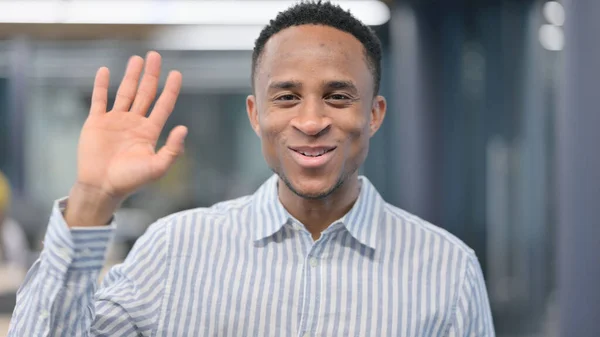 Retrato del empresario africano saludando, dando la bienvenida —  Fotos de Stock