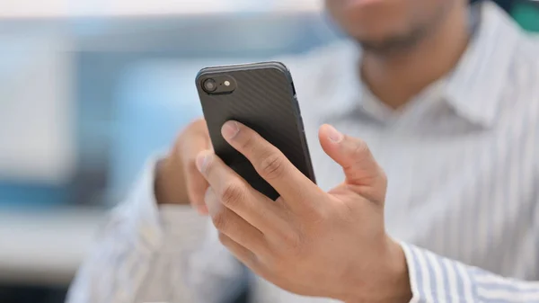 Nahaufnahme afrikanischer Geschäftsleute mit Smartphone — Stockfoto