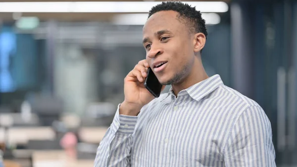 Porträt eines afrikanischen Geschäftsmannes, der mit dem Smartphone spricht — Stockfoto