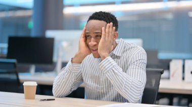 Genç Afrikalı İşadamı Düşünüyor, Endişeli