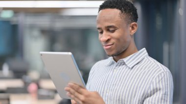 Tablet, İnternet Tarayıcı kullanan Afrikalı İşadamı