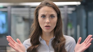 Hayal kırıklığına uğramış genç iş kadınının portresi Kayıp Tepkisi