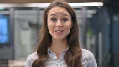 Çevrimiçi Video Konuşan Genç İş kadınının Portresi