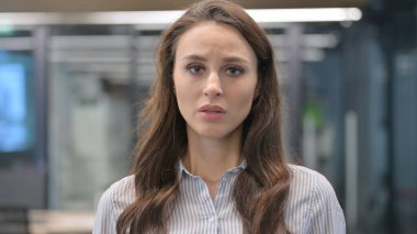 Hüzünlü Genç Kadın Portresi Kameraya Ağlıyor