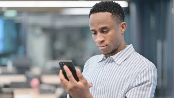 Porträt eines afrikanischen Geschäftsmannes mit Smartphone — Stockfoto