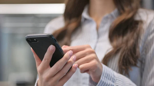 Nahaufnahme einer jungen Frau mit Smartphone — Stockfoto