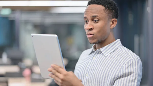 Porträt eines afrikanischen Geschäftsmannes beim Videochat auf dem Tablet — Stockfoto