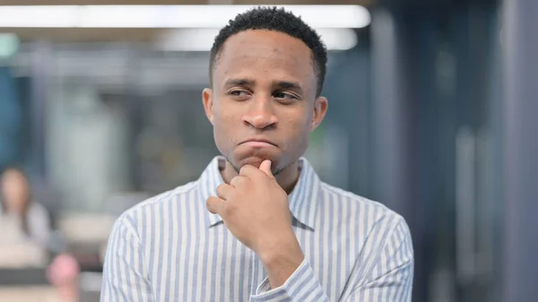 Porträtt av pensiv ung afrikansk affärsman tänkande — Stockfoto