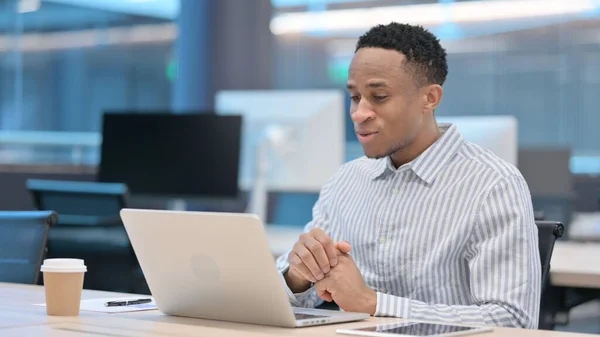 Jovem Empresário Africano Falando em Chamada de Vídeo no Laptop — Fotografia de Stock