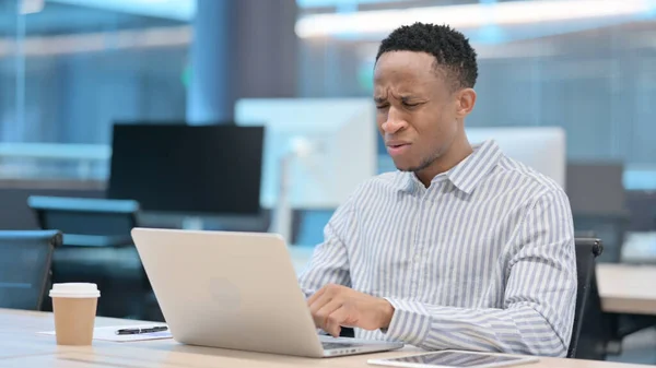 Afrikanischer Geschäftsmann mit Laptop verliert, scheitert — Stockfoto