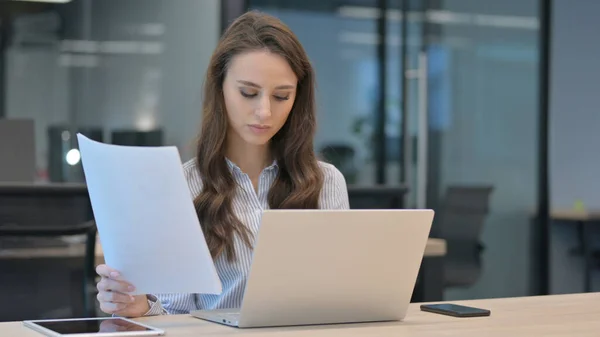 Ung affärskvinna med bärbar dator har framgång på dokument — Stockfoto